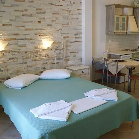 Annita's Village מלון דירות 3*